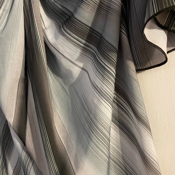 Black and white plaid style blouse, size medium. - Picture 4 of 6